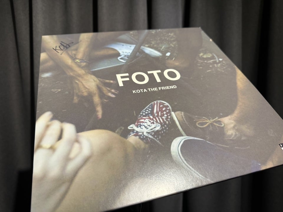 Vinyl cover of Kota The Friend's album 'FOTO', with Kota's autograph in the upper left corner